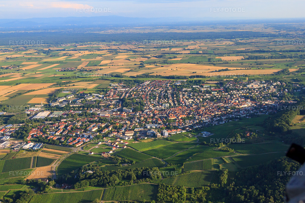 Luftbild: Ortsansicht aus Norden in Bad Bergzabern im Bundesland Rheinland-Pfalz in Deutschland. Foto: IMG_51304.jpg vom 04.08.2012 durch Werner Riehm/FLY-FOTO.deAuflösung des Originals: 4752 x 3168 px