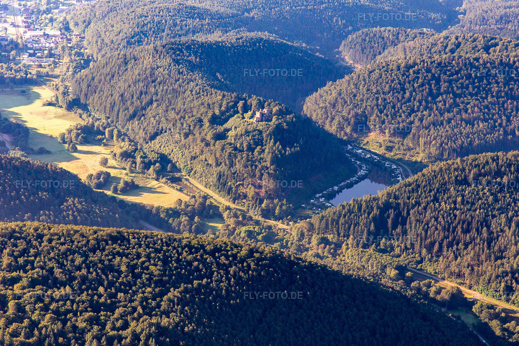 Luftbild: Neudahner Weiher von Westen in Dahn im Bundesland Rheinland-Pfalz in Deutschland. Foto: IMG_143157.jpg vom 06.08.2024 durch Werner Riehm/FLY-FOTO.de