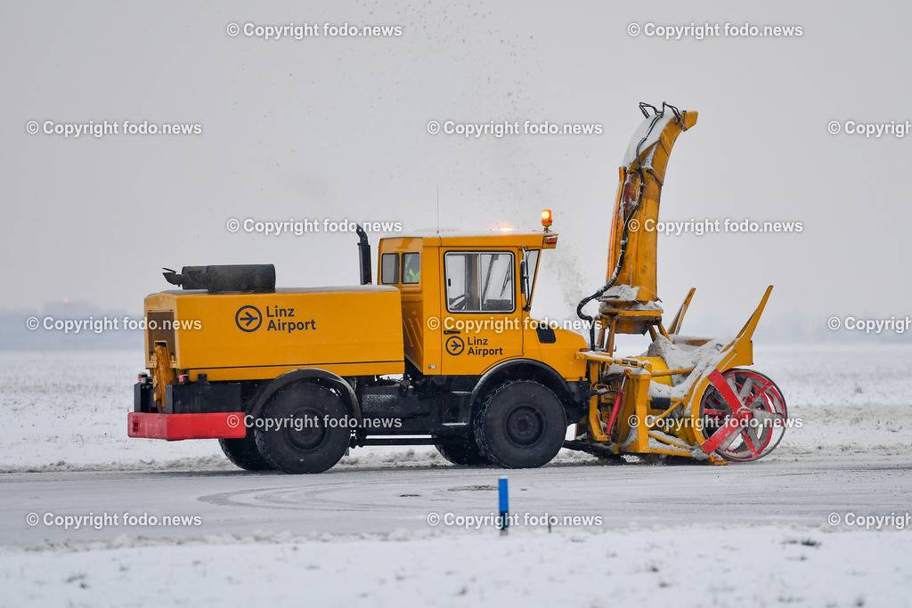 Flughafen Linz_ Linz Airport_ Linz-Hoersching_ 17.12.2022-17 | 17.12.2022, Linz Hoersching, AUT, Flughafen Linz, Linz Airport, im Bild Schneeraeumung, Schneepflug, Raeumfahrzeuge, Rollfeld, Schneefraese