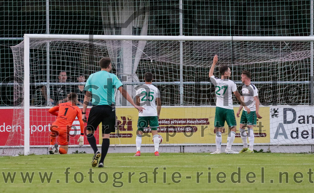 2023-08-18_129_FC_Schwaig_gegen_TSV_Kastl | Oberding, Deutschland, 18.08.2023:
Fußball, Landesliga Südost 2023 / 2024, 7. Spieltag, FC Schwaig gegen TSV Kastl, Endergebnis: 2:2

Tor zum 0:2 durch Pascal Linhart (TSV Kastl, #16)
Torwart Franz Hornof (FC Schwaig, #1), Schiedsrichter Hendrik Hufnagel, Mirza Idrizovic (FC Schwaig, #25), Maximilian Buchauer (FC Schwaig, #27), Leon Roth (FC Schwaig, #21)

Foto: Christian Riedel / fotografie-riedel.net