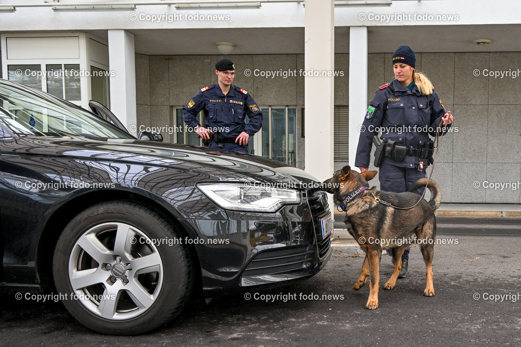 Polizei_ Kontrolle_ Grenze_ 30.12.2023-32 | 30.12.2023, Weigetschlag Grenzuebergang, AUT, Polizei, Grenzkontrolle, im Bild Polizei, Kontrolle, Grenze, Grenzkontrolle, Grenzuebergang, Oesterreich, Tschechien, Fuehrerschein, Zulassungsschein, Reisepass, Ausweis, Papiere, Sprengstoffsuchhund, Feuerwerk, Raketen, Boeller, Kracher, Zoll, Beschlagnahmung, Weigetschlag