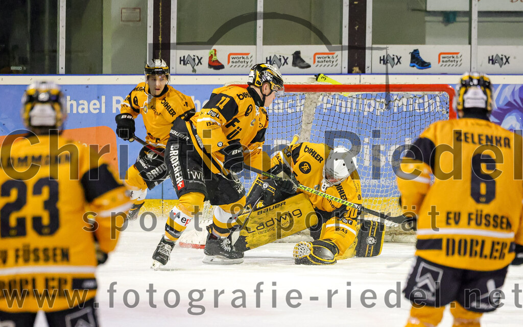 2026-02-27_104_TSV_Erding_gegen_EV_Fuessen | Erding, Deutschland, 27.02.2026:Eishockey, Oberliga Süd 2025 / 2026, 51. Spieltag, TSV Erding gegen EV Füssen, Endergebnis: 2:4Martins Andzs (EV Füssen, #11), Torwart Timotej Pancur (EV Füssen, #30)Foto: Christian Riedel / fotografie-riedel.net