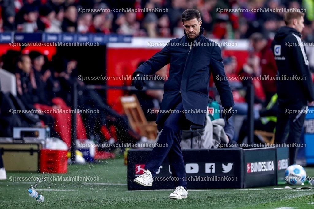 Lev15022501067 | 15.02.2025, Fußball, Bayer 04 Leverkusen - FC Bayern München, 1. Fußball Bundesliga, 22. Spieltag, BayArena, Saison 2024 2025: Cheftrainer Xabi Alonso (Bayer 04 Leverkusen Trainer) schießt verärgert eine Wasserflasche mit dem Fuß wegDFB regulations prohibit any use of photographs as image sequences and or quasi-video.