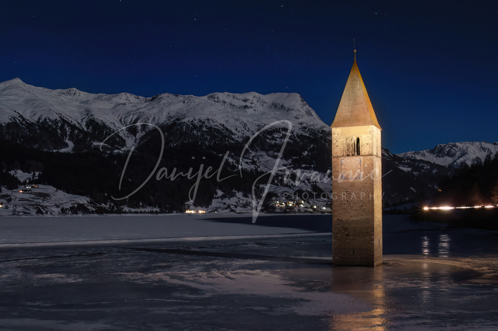 Reschensee | Kirchturm von Graun in einer Vollmond-Winternacht