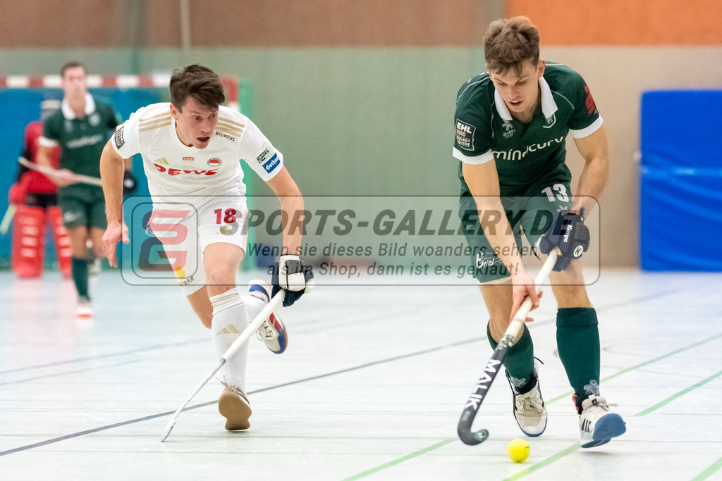 SFE_20240113_0083 | Mülheim, Deutschland, 13.01.2024: Henrik Mertgens (Uhlenhorst Mülheim) in Aktion waehrend des Spiels der Halle 1. Bundesliga Herren zwischen Uhlenhorst Mülheim vs Rot-Weiss Köln im Sporthalle Lehnerstr. (HTCU) am 13.01.2024 in Mülheim, Deutschland. (Foto von Stephan Fehrmann)

Mülheim, Germany, 13.01.2024: Henrik Mertgens (Uhlenhorst Mülheim) in action during the game of Halle 1. Bundesliga Herren between Uhlenhorst Mülheim vs Rot-Weiss Köln in Sporthalle Lehnerstr. (HTCU) at 13.01.2024 in Mülheim, Deutschland. (Foto von Stephan Fehrmann)