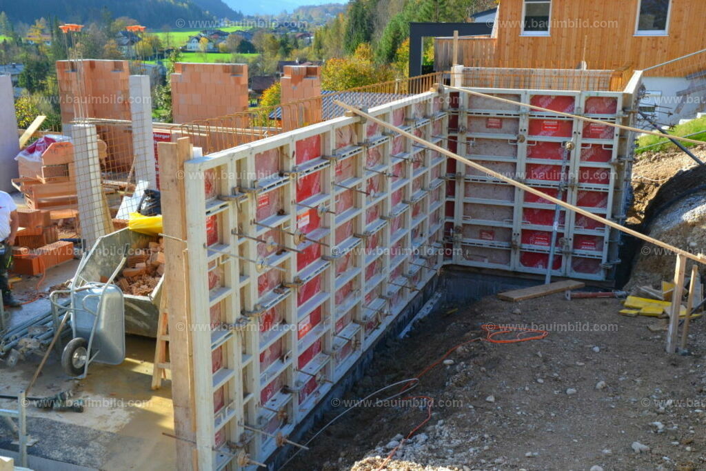 Außenschalung für Betonwand | Außenseitige Aluschalung für Betonwand bei Mischbauweise in Hanglage 