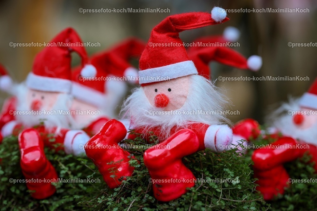 CR29112501048 | 29.11.2025, Castrop-Rauxel, Pünktlich zur Vorweihnachtszeit öffnen die ersten Weihnachtsmärkte in Nordrhein-Westfalen. Eindrücke rund um den Weihnachtsmarkt auf dem Hof Menken in Castrop-Rauxel. Weihnachtsdeko Deko Weihnachtsmann Nikolaus Weihnachtsmannfigur