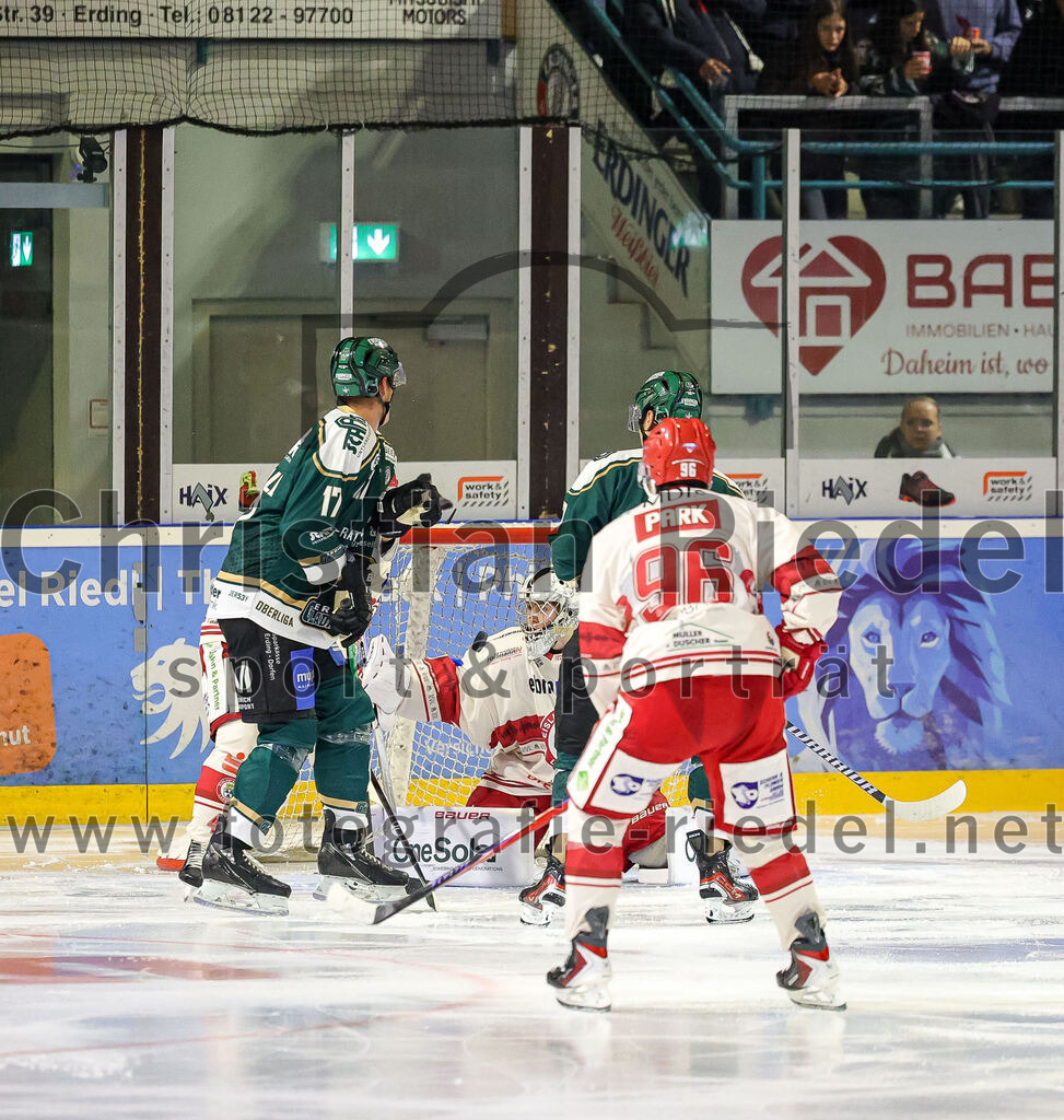 2025-09-12_138_TSV_Erding_gegen_EV_Landshut | Erding, Deutschland, 12.09.2025:Eishockey, Oberliga Süd 2025 / 2026, Testspiel, TSV Erding gegen EV Landshut, Endergebnis: 4:6Elia Ostwald (Erding Gladiators, #17), Philipp Dietl (EV Landshut, #29), Torwart Johannes Kurrer (EV Landshut, #40), Paul Pfenninger (Erding Gladiators, #58), Seonwoo Park (EV Landshut, #96)Foto: Christian Riedel / fotografie-riedel.net