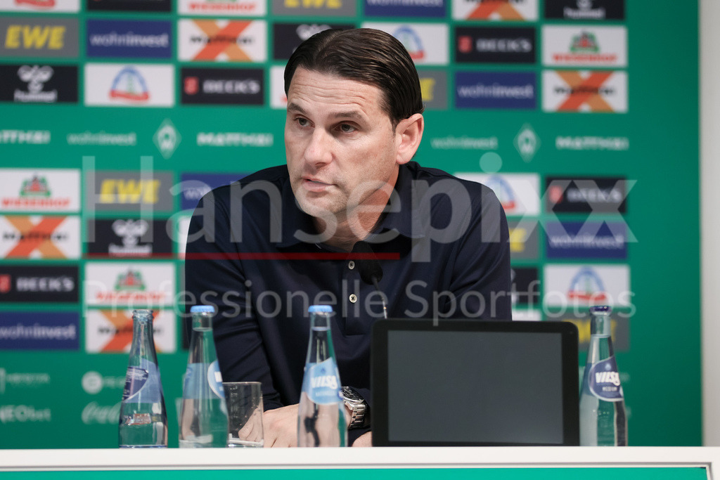 Fussball, Bundesliga, SV Werder Bremen - Borussia Mönchengladbach | v.li.: Seoane Gerardo (Trainer, Cheftrainer, Borussia Mönchengladbach) während der Pressekonferenz, Portrait, Nahaufnahme, Einzelfoto, Einzelbild, DIE DFL-RICHTLINIEN UNTERSAGEN JEGLICHE NUTZUNG VON FOTOS ALS SEQUENZBILDER UND/ODER VIDEOÄHNLICHE FOTOSTRECKEN. DFL REGULATIONS PROHIBIT ANY USE OF PHOTOGRAPHS AS IMAGE SEQUENCES AND/OR QUASI-VIDEO.