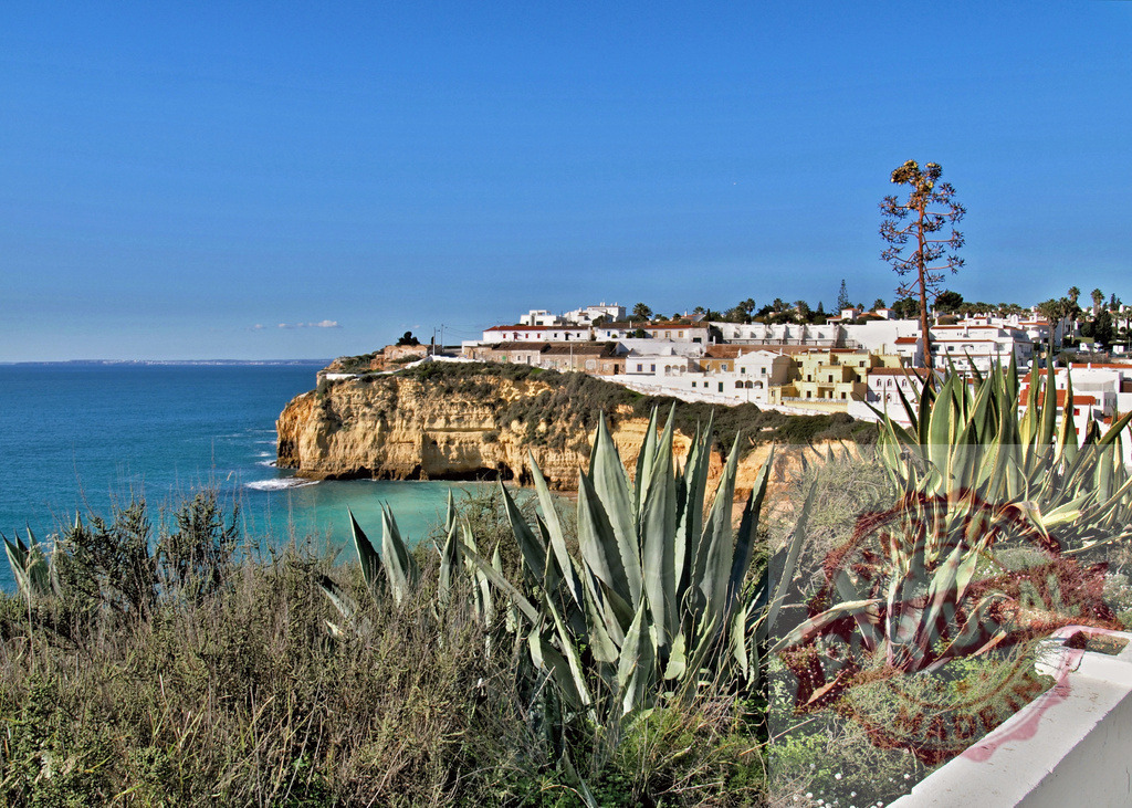 Carvoeiro village perched on Algarve coastal cliffs | Carvoeiro village houses overlooking dramatic cliffs and turquoise Atlantic Ocean - Realisiert mit Pictrs.com