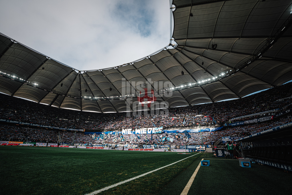 Fußball | Männer | Saison 2024/2025 | 2. Fußball-Bundesliga | 20. Spieltag | Hamburger SV vs. Hannover 96 | 02.02.2025 | Die Nordkurve mit Fans des HSV mit einem Transparent Nie Wieder