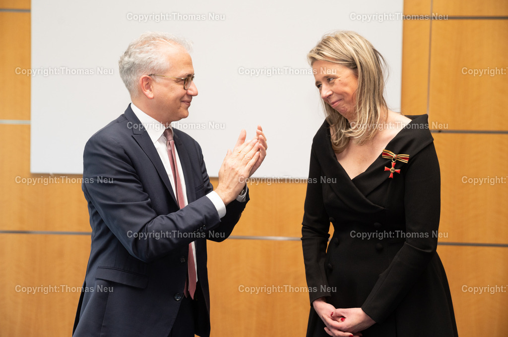 DSC_3396 | Darmstadt, IHK; Minister Tarek Al-Wasir überreicht Tatjana Steinbrenner das Bundesverdsienstkreuz ,, Bild: Thomas Neu
