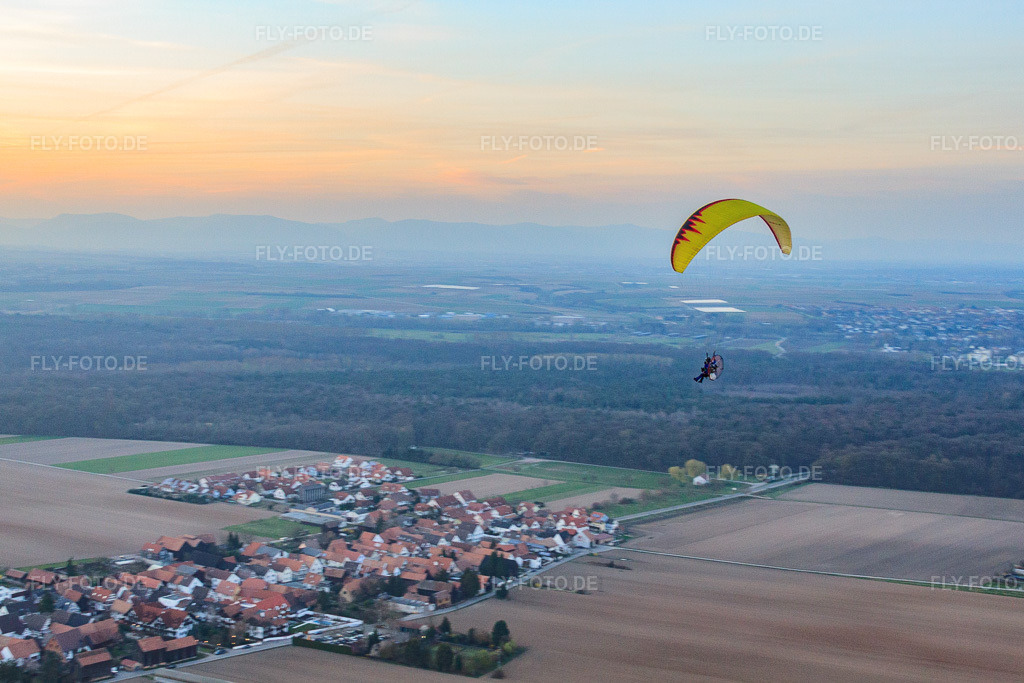 Luftbild: Paragleiter bei Sunset im Ortsteil Hayna in Herxheim im Bundesland Rheinland-Pfalz in Deutschland. Foto: IMG_38877.jpg vom 24.03.2011 durch Werner Riehm/FLY-FOTO.deAuflösung des Originals: 4584 x 3056 px