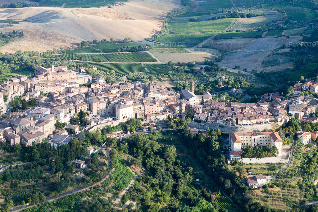 Luftbild: Ortsansicht in Montepulciano im Bundesland Siena in Italien. Foto: IMG_43395.jpg vom 25.07.2011 durch Werner Riehm/FLY-FOTO.de