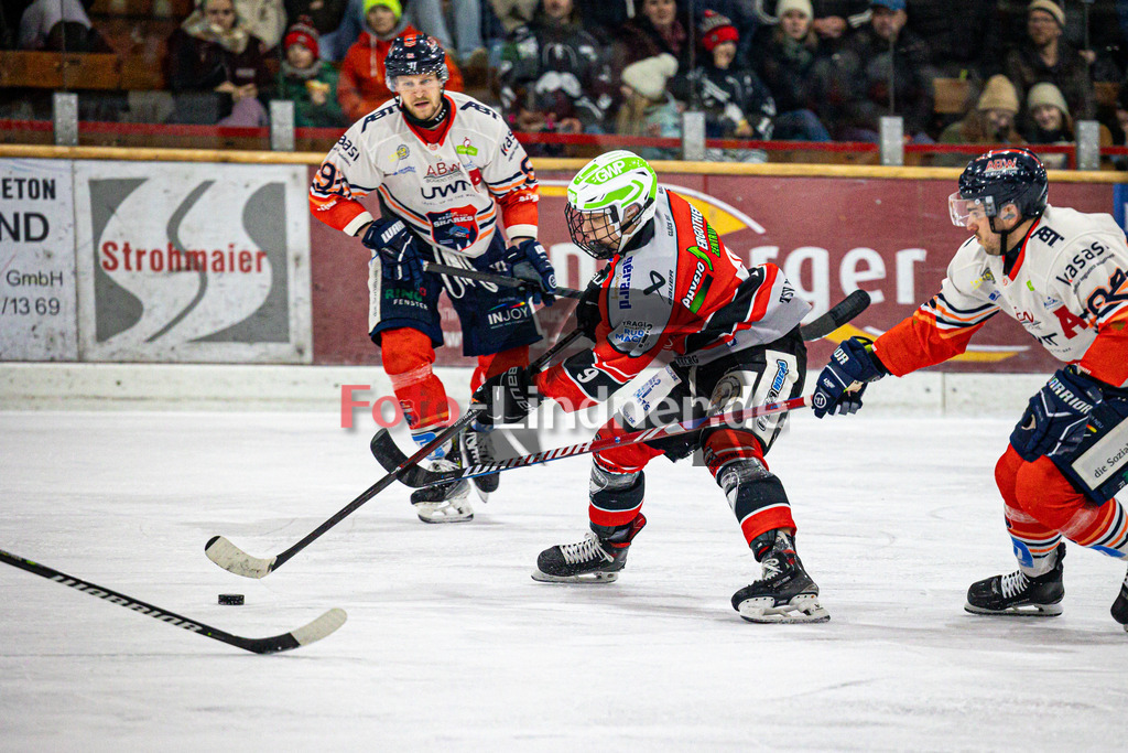 TSV Peißenberg MINERS gegen ESC Kempten SHARKS | Eishockey Bayernliga Herren Pre-Playoffs 2024/25, TSV Peißenberg MINERS gegen ESC Kempten SHARKS, 20250131,Anton ENGEL (MINERS 9) setzt sich durch,2025-01-31 in Peißenberg (Eisstadion Peißenberg)Anton ENGEL (MINERS 9)Copyright: WolfgangxLindner foto-lindner.de