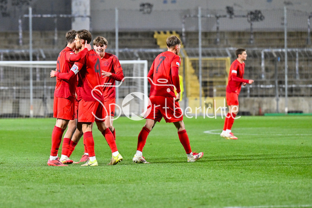 FC Bayern Amateure - FC Augsburg II | Jubel der kleinen Bayern nach dem Treffer zum 1-1 durch Gabriel MARUSIC (FC Bayern München II #5) / Tor / Torschuetze / Freude / Happy / Regionalliga Bayern: FC Bayern Muenchen II - FC Augsburg II, Gruenwalder Stadion am 14.03.2025