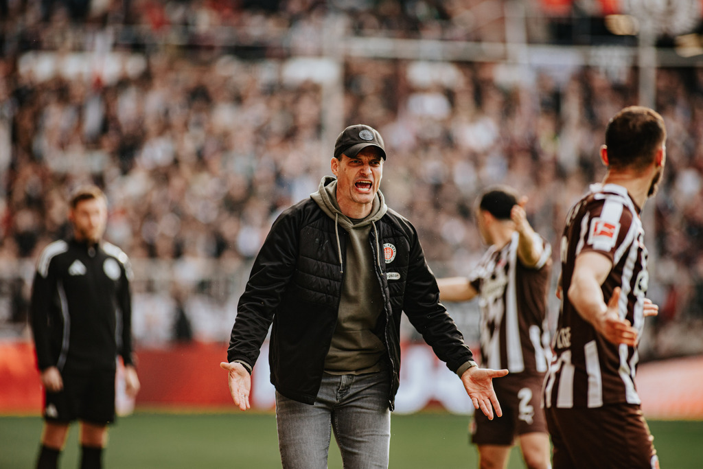 IMG_4962 | Der offizielle Shop für FC St. Pauli Fotos. Wähle aus Spielszenen & Fanmomenten dein FCSP Wunschformat. Wir liefern Millerntor-Atmosphäre.
