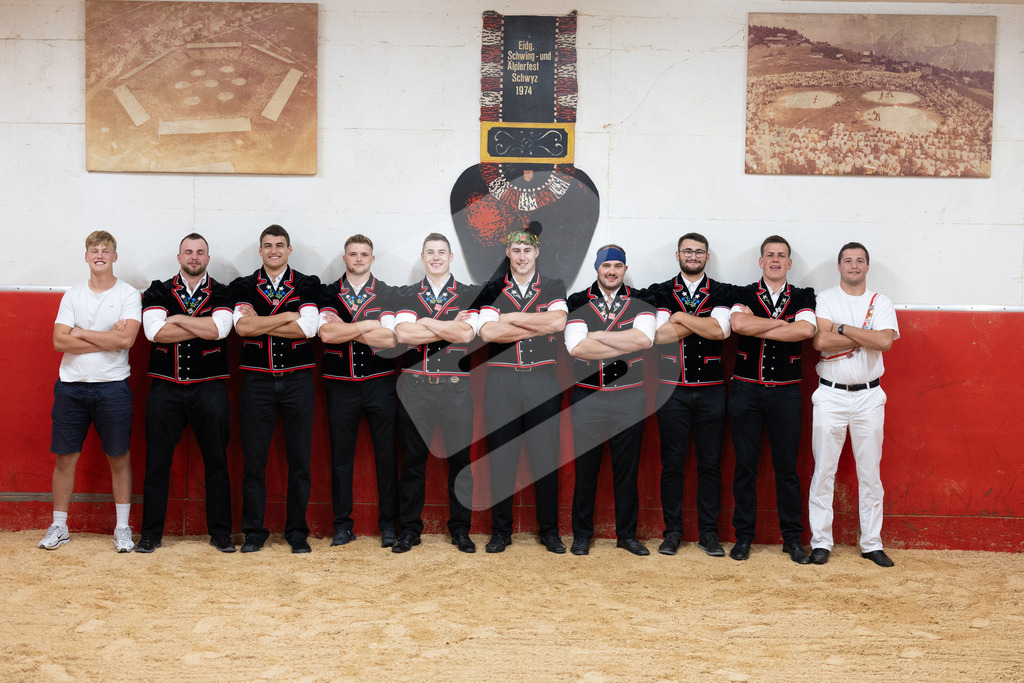 ESAF2025_Empfang_8659 | Die Schwinger des Schwyzer Kantonalen Schwingerverbandes: Fotos, die Dynamik und Leidenschaft festhalten, sowie emotionale Momente aus dem traditionellen Schwingsport zeigen. - Realisiert mit Pictrs.com