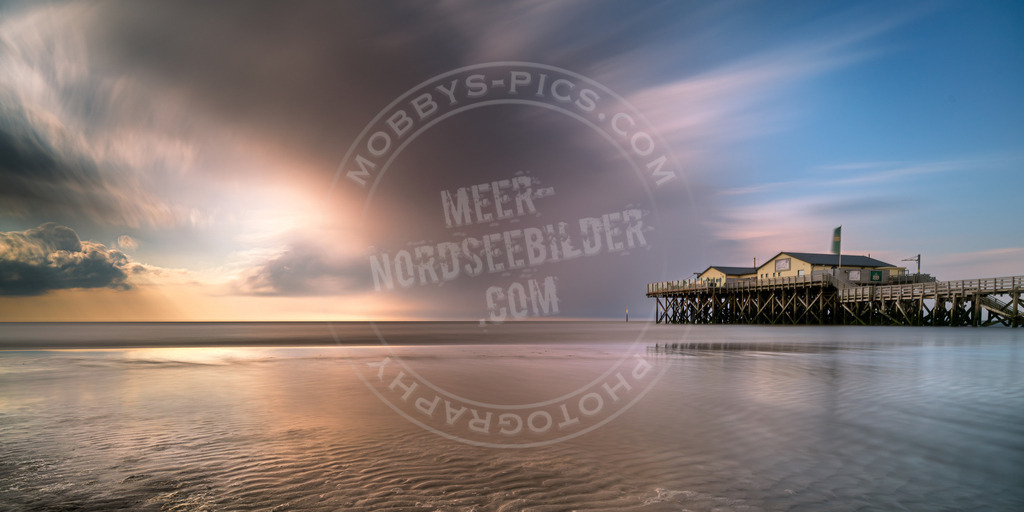 Strandbar im Wolkenmeer | Strandbar leicht verwackelt, aber schön