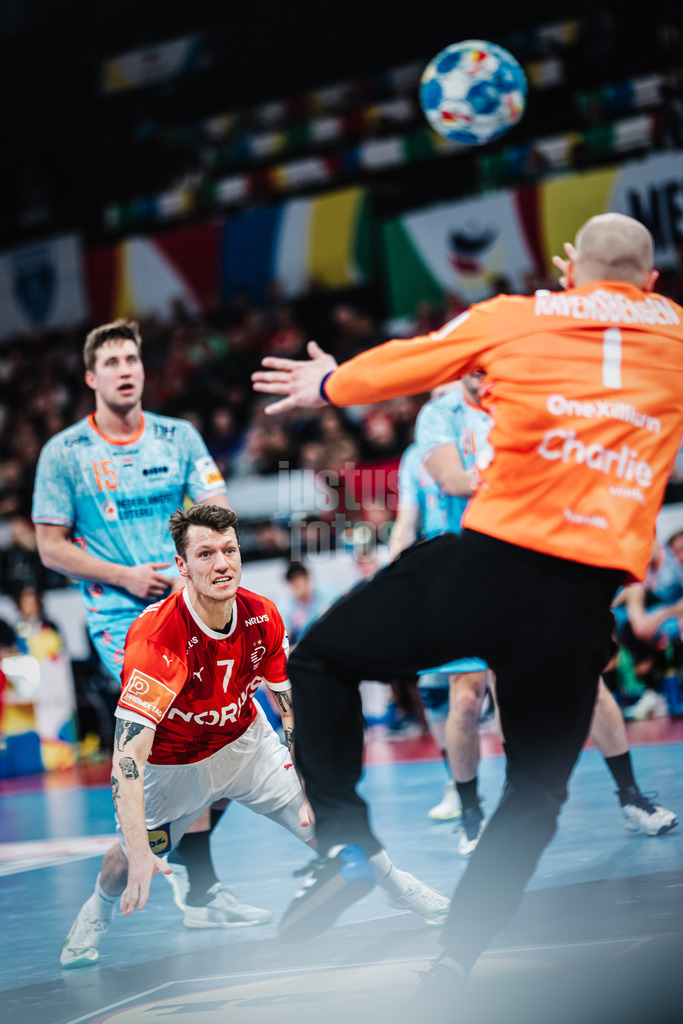Handball | Herren | EHF EURO 2024 | European Championshop Men 2024 Final Tournament | Dänemark vs. Holland | 17.01.2024 | Niklas Landin Jacobsen (#1, Dänemark, DEN) schaut seinem Wurf hinterher