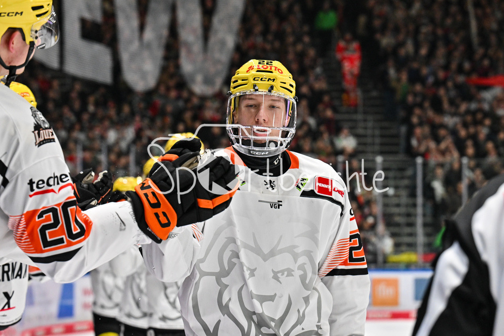 Augsburger Panther - Löwen Frankfurt | AUGSBURG, GERMANY - 16. JANUARY: Jubel der Frankfurter nach dem Treffer zum 5-3 durch Timo KOSE (Löwen Frankufrt 22) / Tor / Torschuetze / Freude / Happy während dem Match zwischen den Augsburger Panthern und den Löwen Frankfurt am 40. Spieltag der penny DEL im Curt Frenzel Stadion