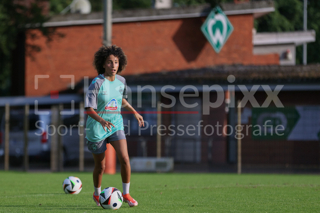 Fussball, Google Pixel Frauen-Bundesliga, Training SV Werder Bremen | v.li.: Amira Arfaoui (SV Werder Bremen, 8) am Ball, Freisteller, Einzelbild, Ganzkörper, Aktion, Action, Spielszene