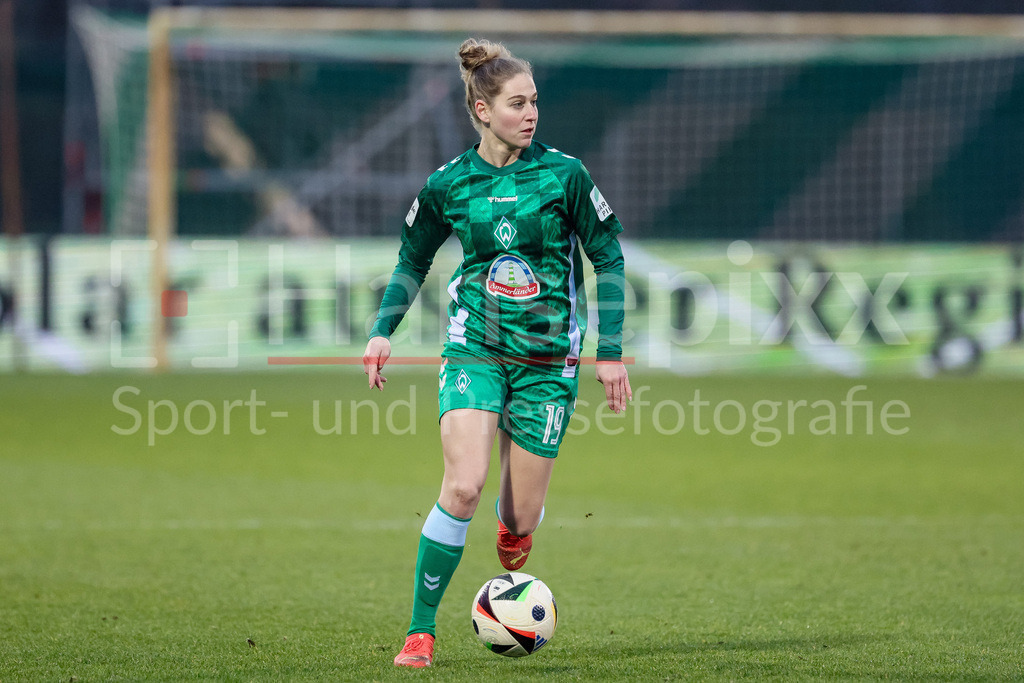 Fussball, Google Pixel Frauen-Bundesliga, SV Werder Bremen - SC Freiburg | v.li.: Saskia Matheis (SV Werder Bremen, 19) am Ball, Freisteller, Einzelbild, Ganzkörper, Aktion, Action, Spielszene, DIE DFB-RICHTLINIEN UNTERSAGEN JEGLICHE NUTZUNG VON FOTOS ALS SEQUENZBILDER UND/ODER VIDEOÄHNLICHE FOTOSTRECKEN. DFB REGULATIONS PROHIBIT ANY USE OF PHOTOGRAPHS AS IMAGE SEQUENCES AND/OR QUASI-VIDEO.