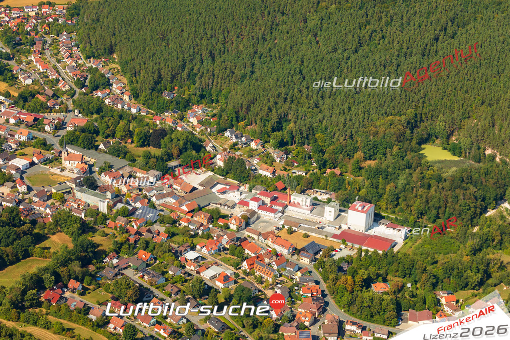 Luftaufnahme der Stadt Weißenbrunn - Die Luftaufnahme wurde 2025 vom UL-Flugzeug heraus erstellt ( keine Drohne ) - Hochauflösende Luftaufnahme - für professionelle Ausdrucke geeignet. Die Geschenkidee !Mit Lizenz und Bildrechte bestellbar
