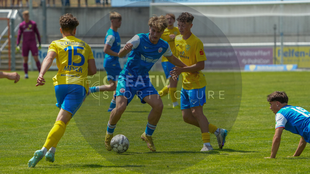 Fußball, Herren, Saison 2025/2026, 3. Luckenwalder Turmpokal, Werner-Seelenbinder-Stadion Luckenwalde, Spiel: FSV 63 Luckenwalde vs. F.C. Hansa Rostock U19,  | Fußball, Herren, Saison 2025/2026, 3. Luckenwalder Turmpokal, Werner-Seelenbinder-Stadion Luckenwalde, Spiel: FSV 63 Luckenwalde vs. F.C. Hansa Rostock U19,  Im Bild: Bennett Peters (blau, Rostock) und Len Neumann (r. Luckenwalde) - Realisiert mit Pictrs.com