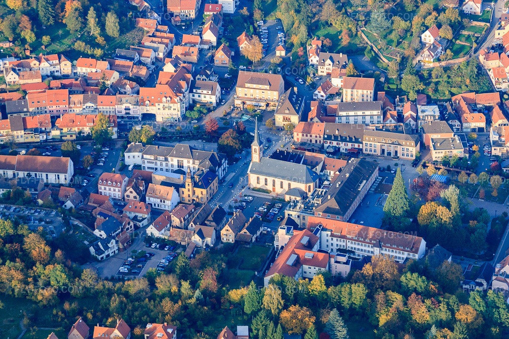 Aerial view: Church of Protestant Saint Jean in Niederbronn-les-Bains in the state Bas-Rhin, France. – Photo: IMG_54169.jpg taken on 10/21/2012 by Werner Riehm/FLY-FOTO.com – Resolution of the original: 4752 x 3168 px