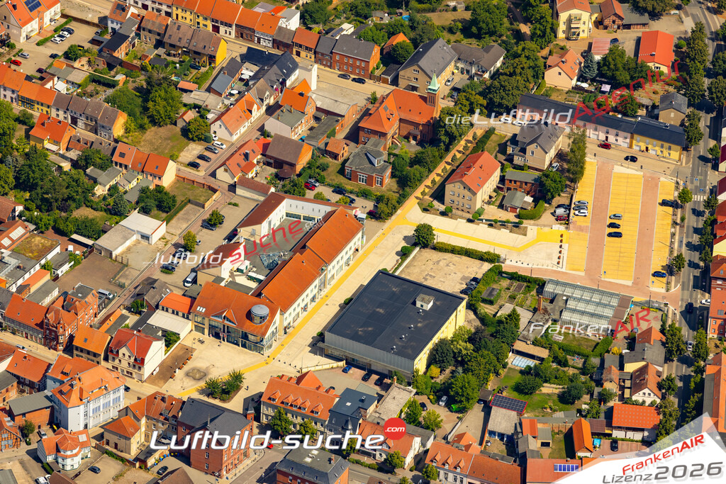 Das Luftbild der Stadt Osterburg wurde 2022 vom Flugzeug heraus erstellt (keine Drohnen-Aufnahmen) Aufnahmehöhe ca.450 Meter- hohe Bildauflösung und Druck-Qualität. Garantiert!
