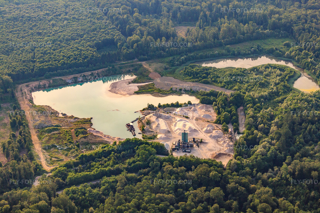 Aerial view: Clay pit Hatten fulchiron in Hatten in the state Bas-Rhin, France. – Photo: IMG_30601.jpg taken on 07/09/2010 by Werner Riehm/FLY-FOTO.com – Resolution of the original: 4752 x 3168 px