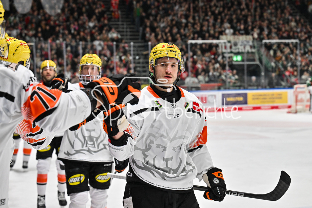 Augsburger Panther - Löwen Frankfurt | AUGSBURG, GERMANY - 16. JANUARY: Jubel der Frankfurter nach dem Treffer zum 4-2 durch Jakob LILJA (Löwen Frankfurt 10) / Tor / Torschuetze / Freude / Happy während dem Match zwischen den Augsburger Panthern und den Löwen Frankfurt am 40. Spieltag der penny DEL im Curt Frenzel Stadion