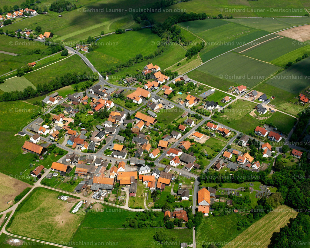 2615559 | BERNSHAUSEN 09.06.2006 Landwirtschaftliche Nutzflächen und Feldgrenzen  umsäumen das Siedlungsgebiet des Dorfes in Bernshausen im Bundesland Hessen, Deutschland // Agricultural land and field boundaries surround the settlement area of the village  in Bernshausen in the state Hesse, Germany Foto: Gerhard Launer