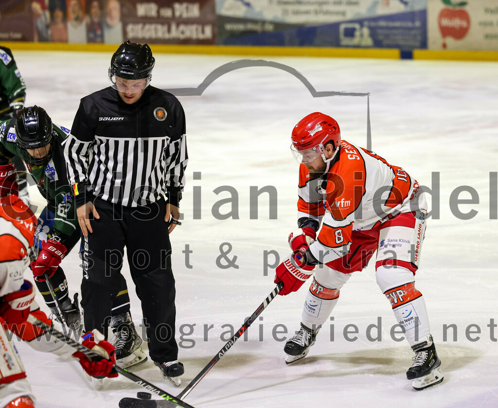 2022-12-02_007_TSV_Erding_gegen_EV_Pegnitz | Erding, Deutschland, 02.12.2022:
Eishockey, Bayernliga 2022 / 2023, 17. Spieltag, TSV Erding gegen EV Pegnitz, Endergebnis: 9:3

Dennis Henter (Erding Gladiators, #62), Oleg Seibel (EV Pegnitz, #8)

Foto: Christian Riedel / fotografie-riedel.net