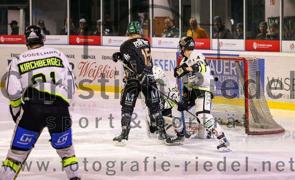 2024-03-01_011_TSV_Erding_gegen_ERSC_Amberg | Erding, Deutschland, 01.03.2024:
Eishockey, Bayernliga Playoffs 2023 / 2024, 5. Spieltag, TSV Erding gegen ERSC Amberg, Endergebnis: 9:0

Elias Maier (Erding Gladiators, #15), Torwart Janik Engler (ERSC Amberg, #30), Philipp Siller (ERSC Amberg, #4)

Foto: Christian Riedel / fotografie-riedel.net