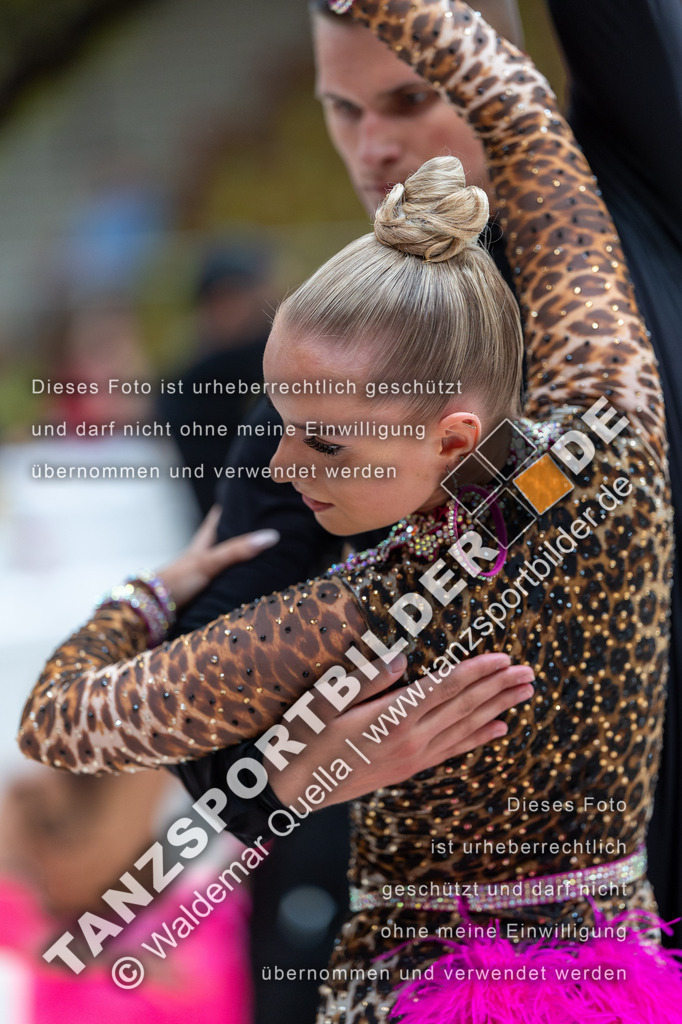 20240810-01052 | Hier finden Sie Tanz Bilder vom Latein und Standard Formationen tanzen. Sportbilder vom Tanzsport. Schöne Fotos und von Weltmeisterschaft, Europameisterschaft, Bundesliga, Regionalliga, Oberliga und Landesliga sowie von GOC Stuttgart, DanceComp, WM Bremen