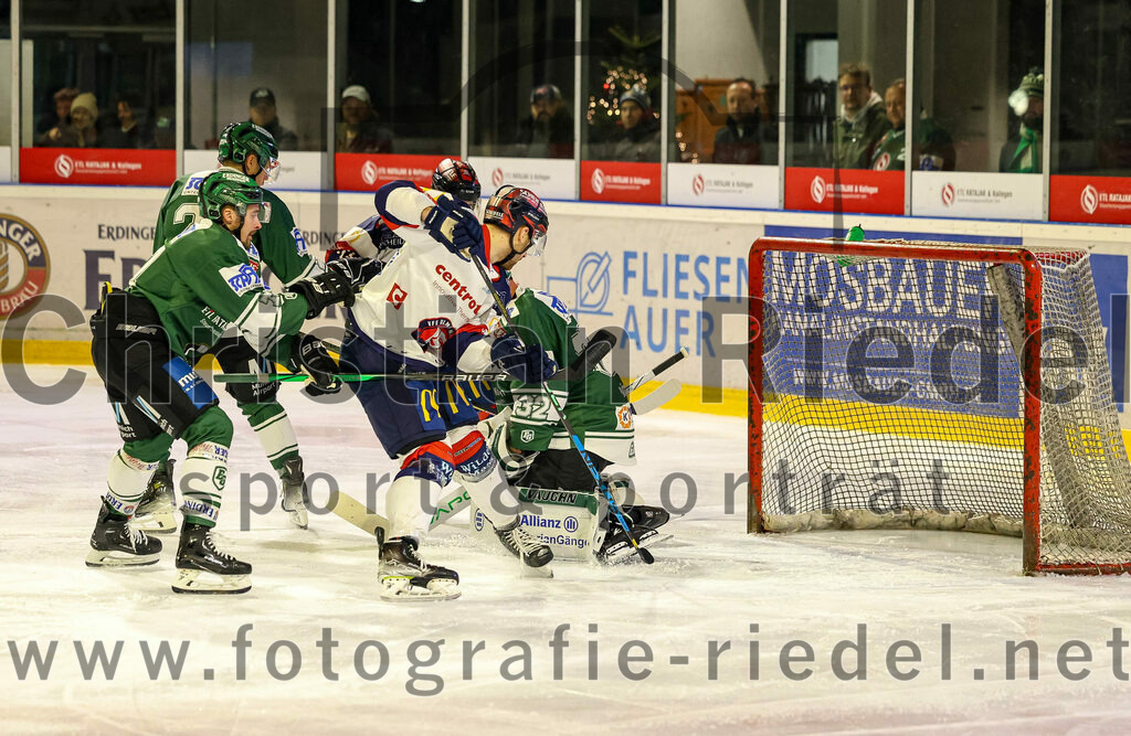 2024-01-05_014_TSV_Erding_gegen_VfE_Ulm-Neu-Ulm | Erding, Deutschland, 05.01.2024:
Eishockey, Bayernliga Vorrunde 2023 / 2024, 22. Spieltag, TSV Erding gegen VfE Ulm/Neu-Ulm, Endergebnis: 7:6

Philipp Michl (Erding Gladiators, #77), Torwart Dimitri Pätzold (Erding Gladiators, #32)

Foto: Christian Riedel / fotografie-riedel.net