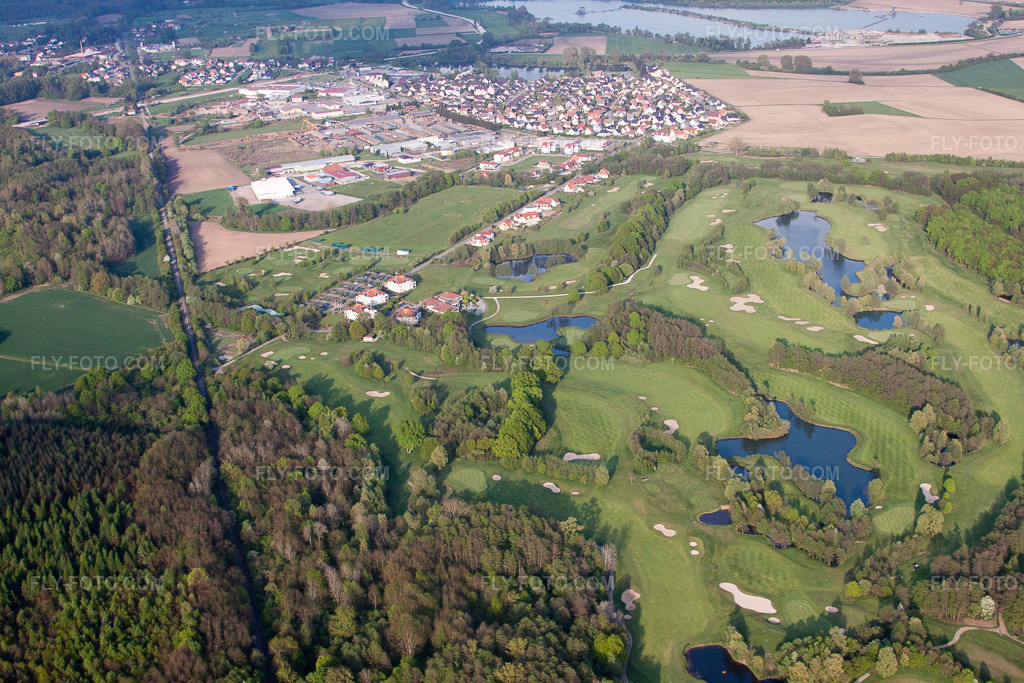 Aerial view: Golf course of the Baden-Baden Golf Club Soufflenheim in Soufflenheim in the state Bas-Rhin, France. – Photo: IMG_39523.jpg taken on 04/14/2011 by Werner Riehm/FLY-FOTO.com – Resolution of the original: 4752 x 3168 px – Golf International Soufflenheim Baden-Baden