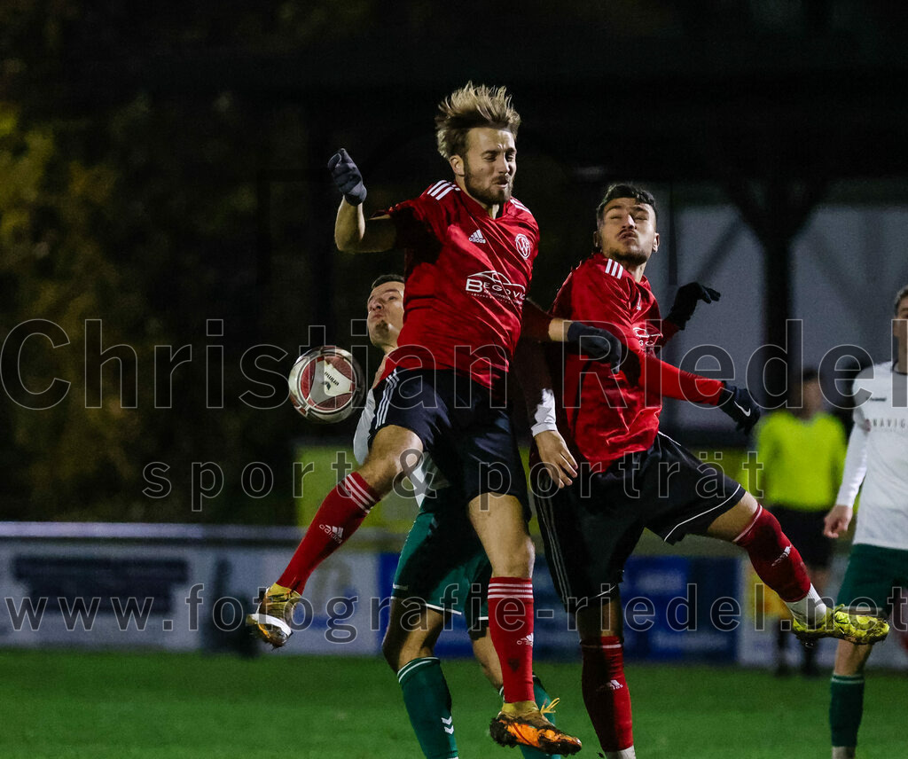 2023-11-17_015_FC_Schwaig_gegen_SpVgg_Feldmoching | Oberding, Deutschland, 17.11.2023:
Fußball, Landesliga Südost 2023 / 2024, 21. Spieltag, FC Schwaig gegen SpVgg Feldmoching, Endergebnis: 1:1

Vincent Sommer (FC Schwaig, #10), Mario Ljubicic (SpVgg Feldmoching, #16), Dogukan Numcu (SpVgg Feldmoching, #8)

Foto: Christian Riedel / fotografie-riedel.net