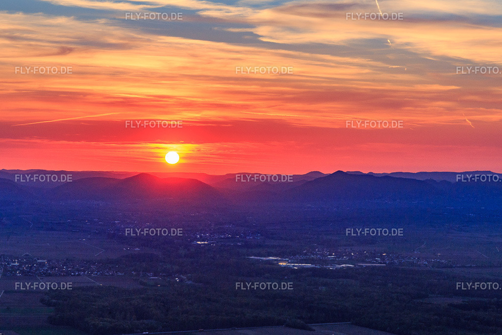 Sonnenuntergang in der Rheinebene | Luftbild: Sonnenuntergang in der Rheinebene in Rohrbach im Bundesland Rheinland-Pfalz in Deutschland. Foto: IMG_106677.jpg vom 17.04.2018 durch Werner Riehm/FLY-FOTO.de - Realisiert mit Pictrs.com