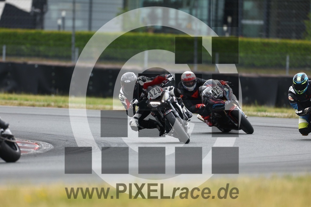 0429-20250616_00258 | Schöne Erinnerungen an spannende Momente - das festzuhalten ist unser Job. PIXELrace.de ist seit 2003 auf den Rennstrecken Europas unterwegs um die Action draußen beim Fahren und die wunderbare Stimmung imm Fahrerlager für euch einzufangen.