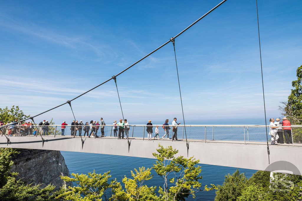 Aussichtsplattform im Nationalpark Jasmund auf der Insel Rügen | Aussichtsplattform mit  weißen Kreidefelsen im Nationalpark Jasmund der Insel Rügen über die Ostsee und umgeben von grünem Buchenwald. - Realisiert mit Pictrs.com