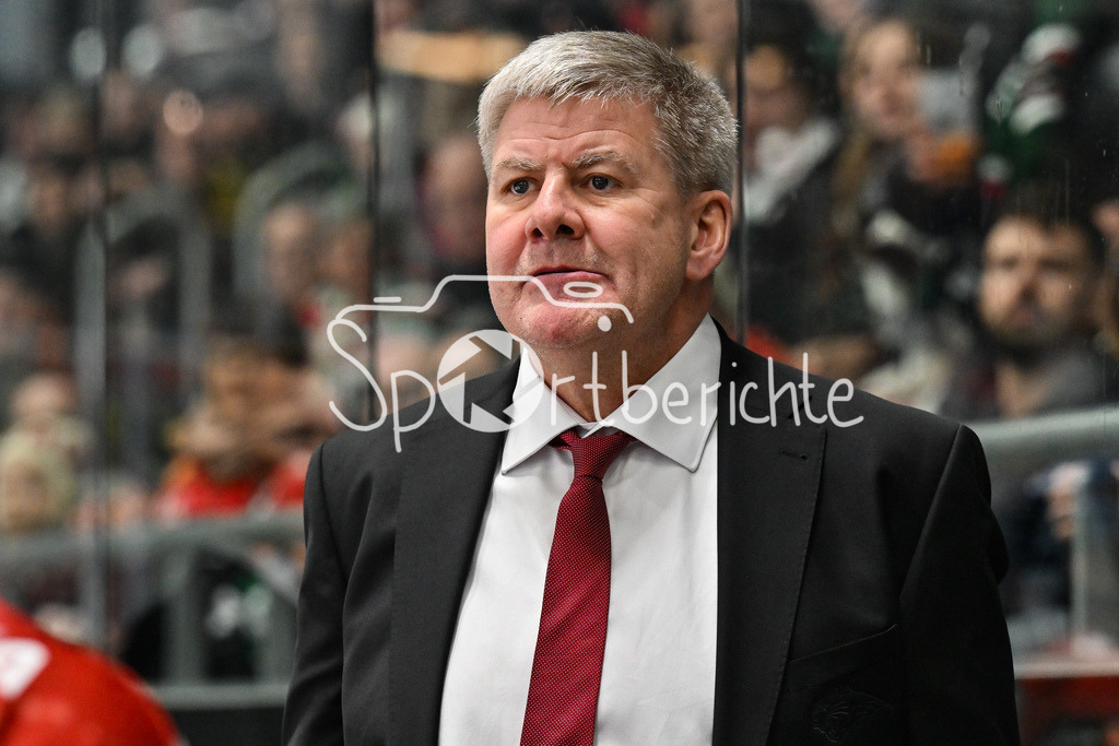 Augsburger Panther - Nürnberg Ice Tigers | AUGSBURG, GERMANY - 23. DECEMBER: im Bild Bill PETERS Trainer Augsburger Panther / Einzelfoto / Freisteller während dem Match zwischen den Augsburger Panthern und den Nürnberg Ice Tigers am 31. Spieltag der Penny DEL im Curt Frenzel Stadion