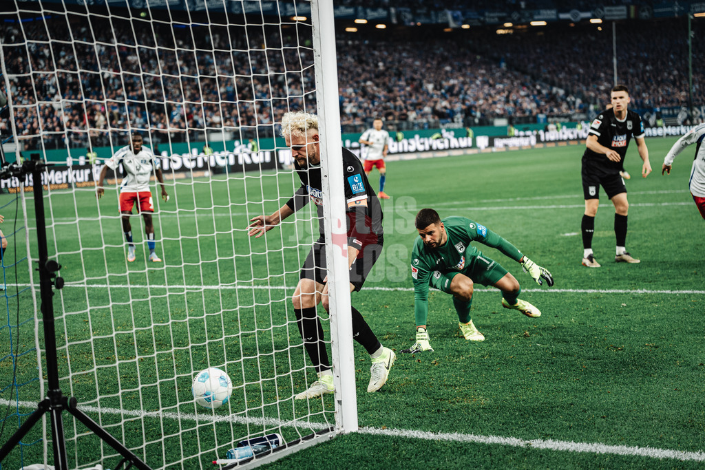 Fußball | Männer | Saison 2024/2025 | 2. Fußball-Bundesliga | 33. Spieltag | Hamburger SV vs. SSV Ulm 1846 | 10.05.2025 | Eigentor von Philipp Strompf (#32, SSV Ulm 1846)