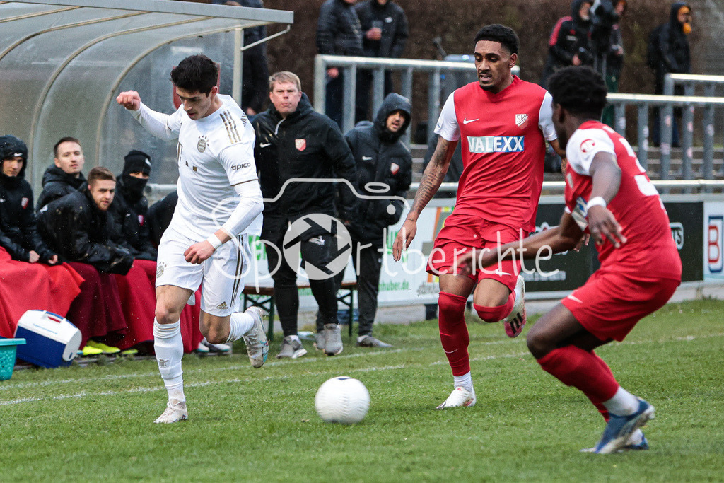 SV Heimstetten - FC Bayern Amateure | Grant Leon RANOS (FCB #22) im Duell mit Ikenna EZEALA (SVH #33)