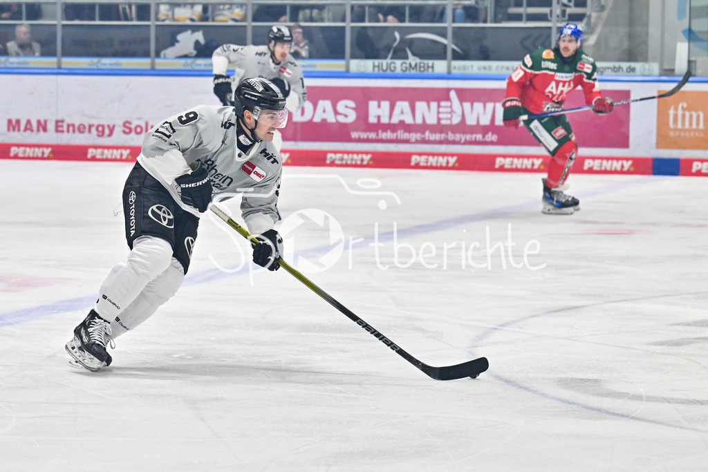 Augsburger Panther - Kölner Haie | am Puck Maximilian KAMMERER (Koelner Haie #9) / Einzelfoto / Freisteller / DEL: Augsburger Panther - Koelner Haie, Curt Frenzel Stadion am 02.03.2025