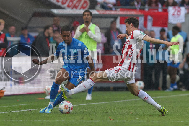 25.04.2026, GER, Fussball, Herren, 1. BL, Saison 2025/2026, 1. FC Köln - Bayer 04 Leverkusen | Arthur (Bayer 04 Leverkusen) und Eric Martel (1. FC Köln) im Kampf um den Ball 