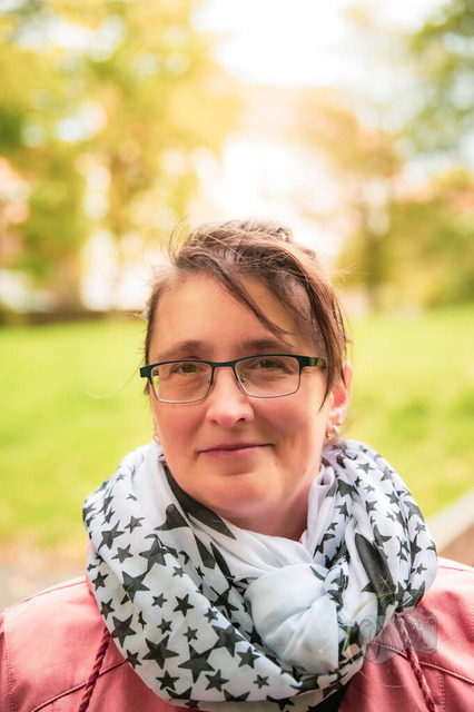 Portrait alleine Frau | Shop für Prints Landschaftsfotografie Sächsische Schweiz Naturfotografie in Thüringen Fotos vom Findlingspark Nochten Kloster Sankt Marienstern Bilder Festung Königstein PanoramaRhododendronpark Kromlau FotogalerSchleswig-Holstein Küstenlandschaften
