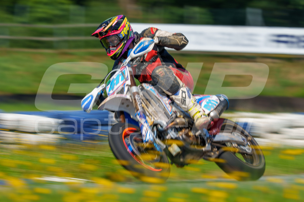 SuperMoto_Staatsmeisterschaft_Greinbach_335 | GRIPcapture steht für authentische Sportfotografie in Österreich – für Momente, die mehr sind als Geschwindigkeit oder Ergebnis. Es geht um Emotion, Spannung, Fokus und den Augenblick, der oft nur einen Wimpernschlag dauert.Ob Motorsport, Teamsport oder 